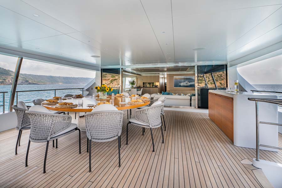 Bridgedeck dining